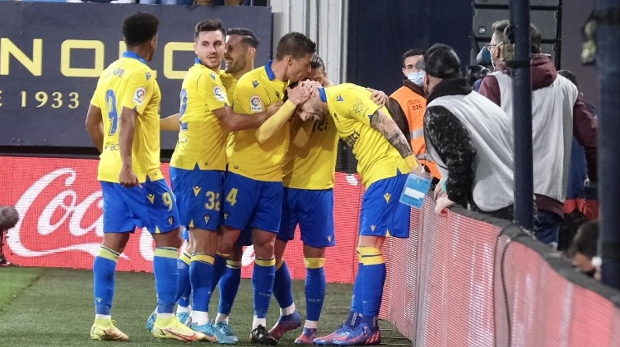 Los juadores del Cádiz celebran el tanto ante el Getafe.