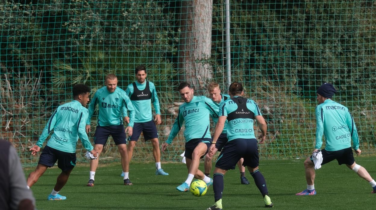 El Cádiz CF se ejercita en la ciudad deportiva