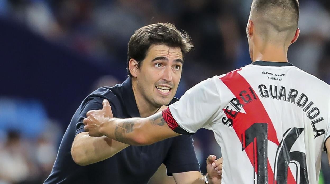 Andoni Iraola da instrucciones al delantero Sergi Guardiola en un encuentro del Rayo Vallecano.