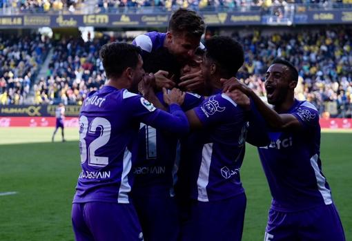 Los jugadores del Cádiz CF celebran uno de los goles ante el Rayo Vallecano.