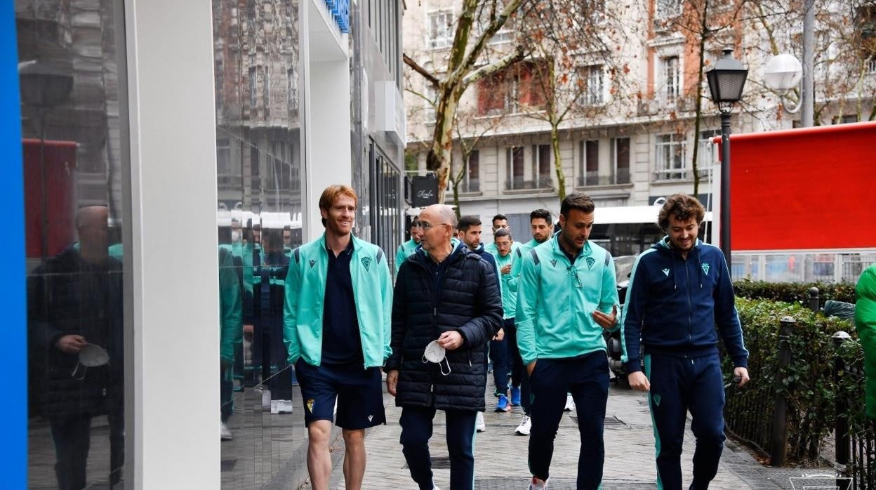 álex, chirino, cala y un miembro de staff de Sergio, de paseo este viernes lluvioso en la capital.