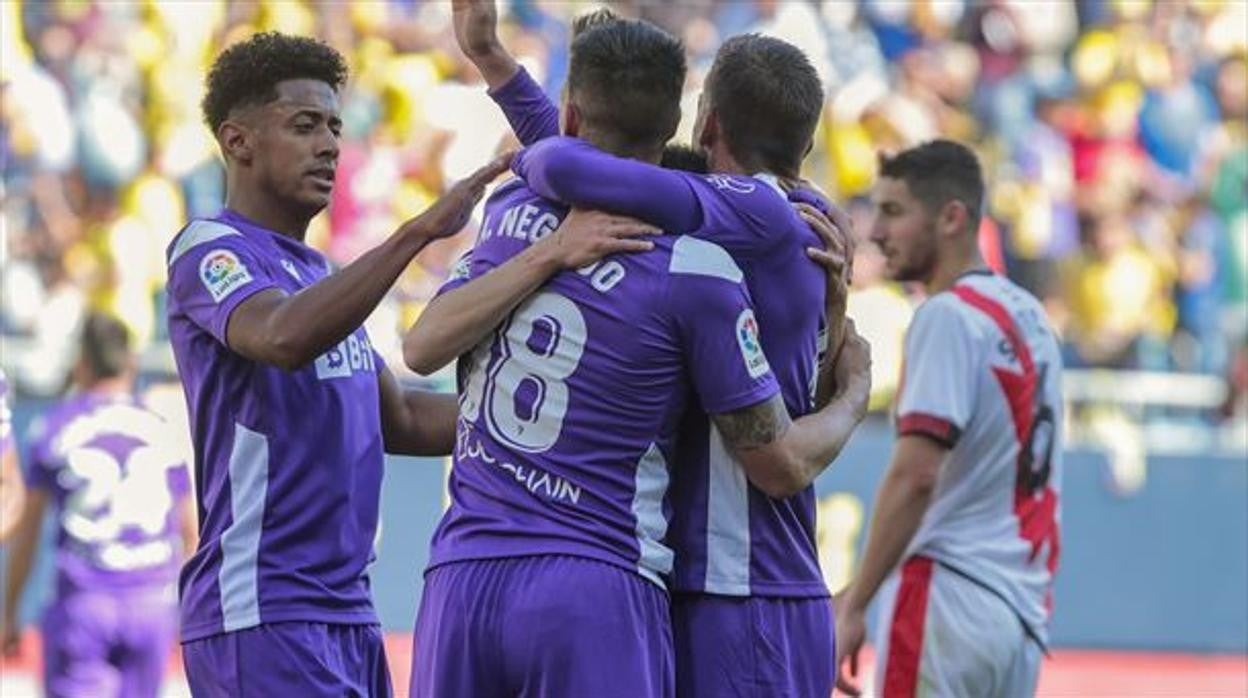 Los jugadores del Cádiz celebran un gol ante el Rayo Vallecano