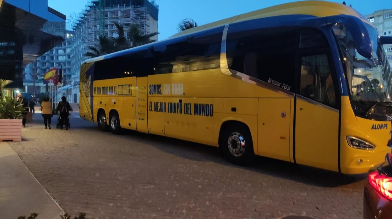 El autobús del Cádiz CF, en la puerta del Playa Victoria.