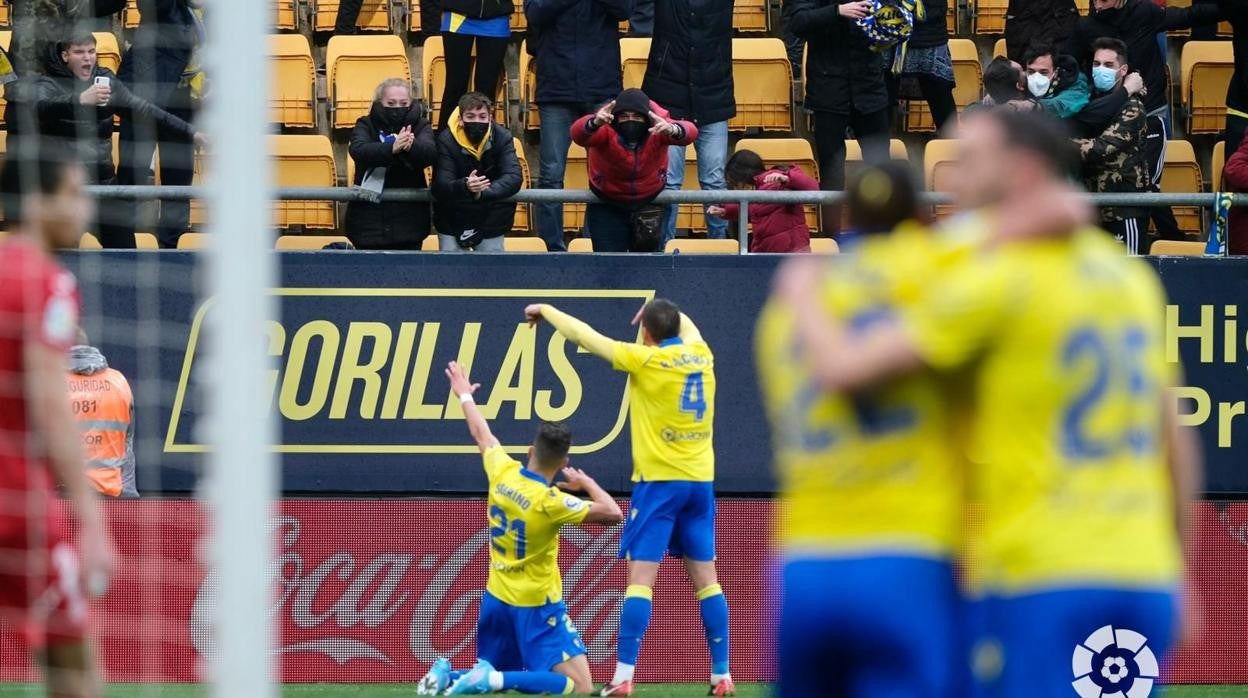 Sobrino celebra el tanto mientras Espino abraza al asistente Lucas Pérez