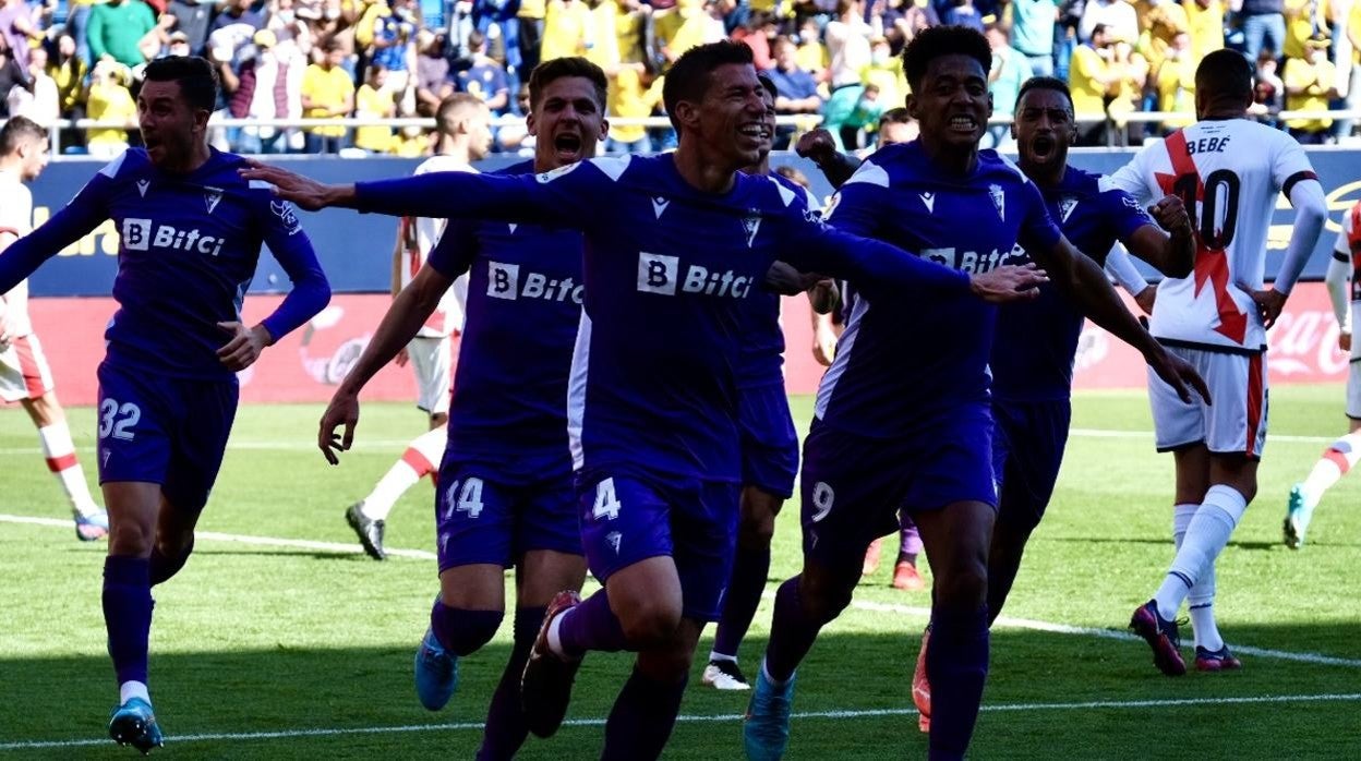 Los cadistas celebran el triunfo ante el Rayo Vallecano.