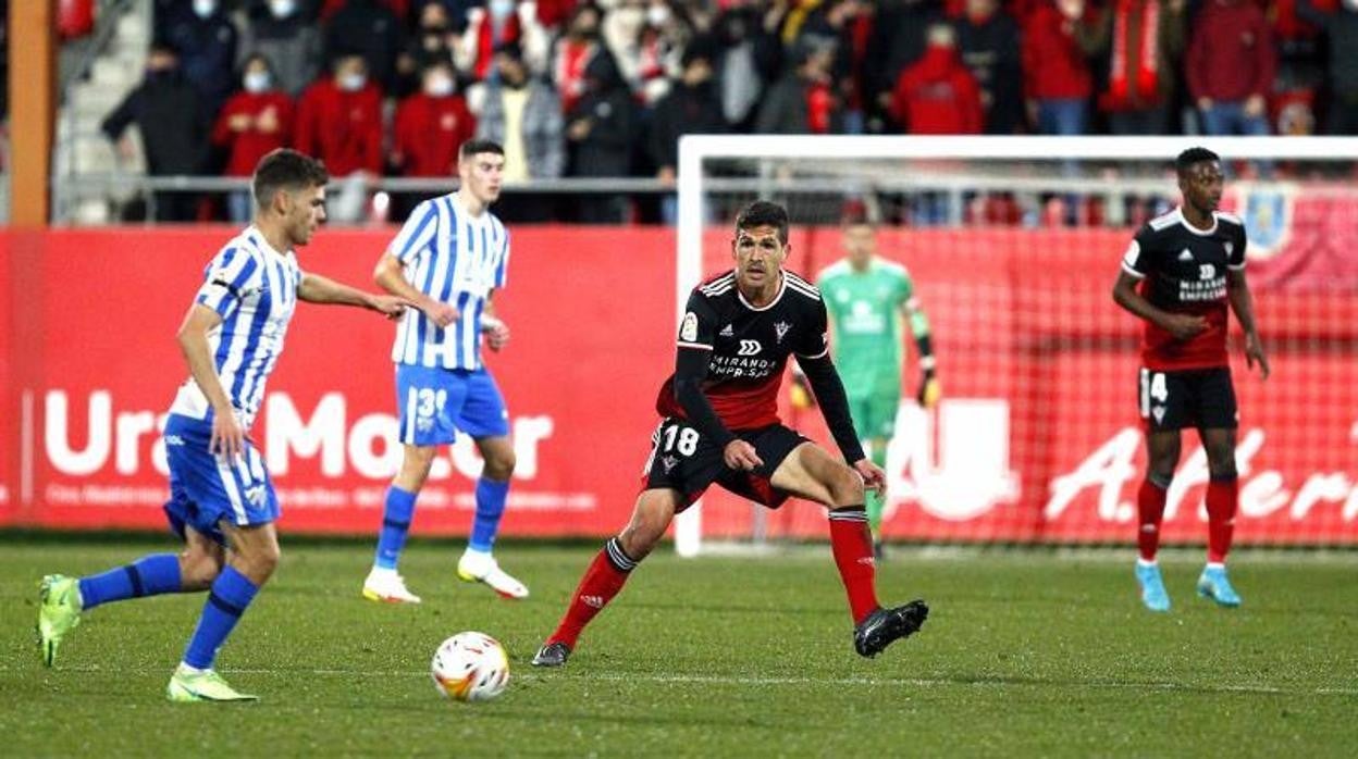 Garrido sí está teniendo minutos en el Mirandés.