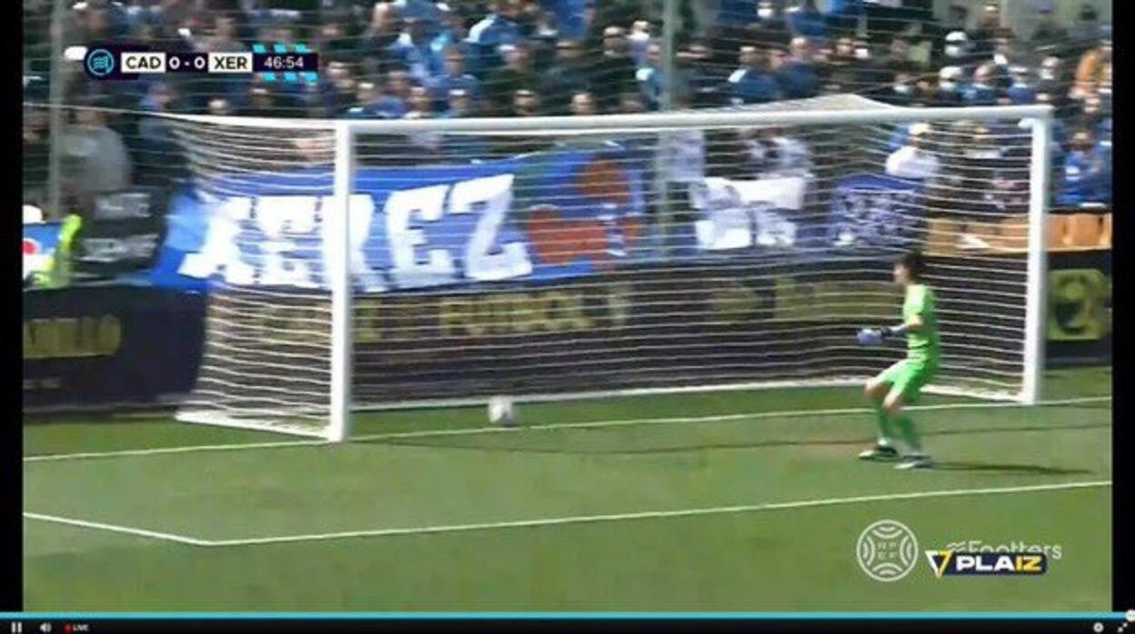 Momento en el que el balón toca en el césped tras el disparo de Mady Diarra durante el Cádiz B - Xerez DFC.