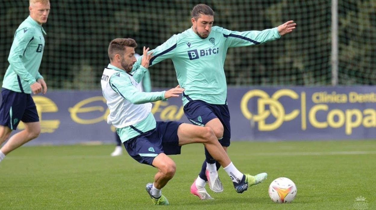 José Mari roba un balón al Pacha Espino en un entrenamiento.