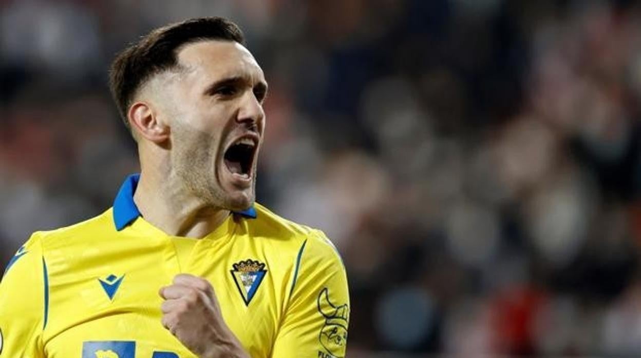 Lucas Pérez en un partido con el Cádiz CF