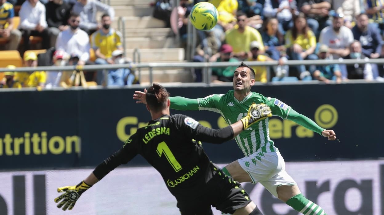 Juanmi y Ledesma apuran un balón.