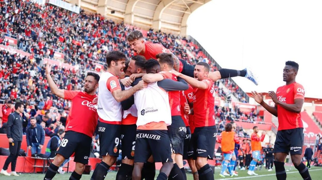 El Mallorca celebra el tanto de la victoria ante el Atlético