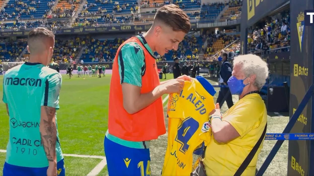 Iván Alejo hace acto de entrega de su camiseta a Salu, una aficionada cadista de 80 años