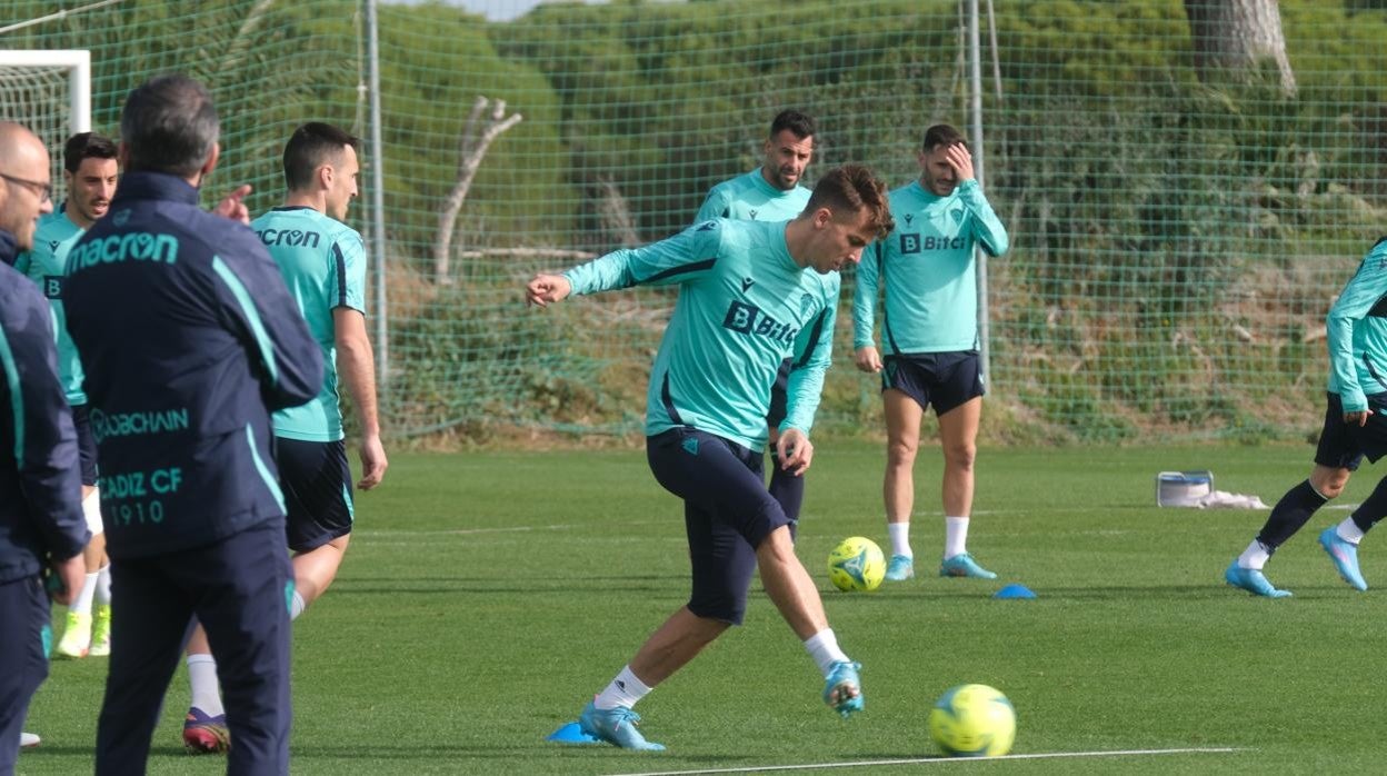 Iván Alejo durante un entrenamiento del Cádiz CF en El Rosal.