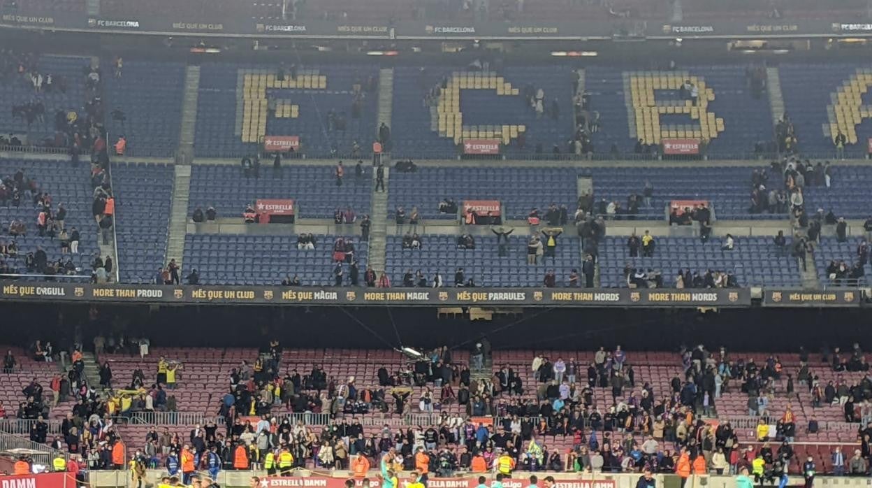 Los jugadores del Cádiz celebran el histórico triunfo en el Camp Nou