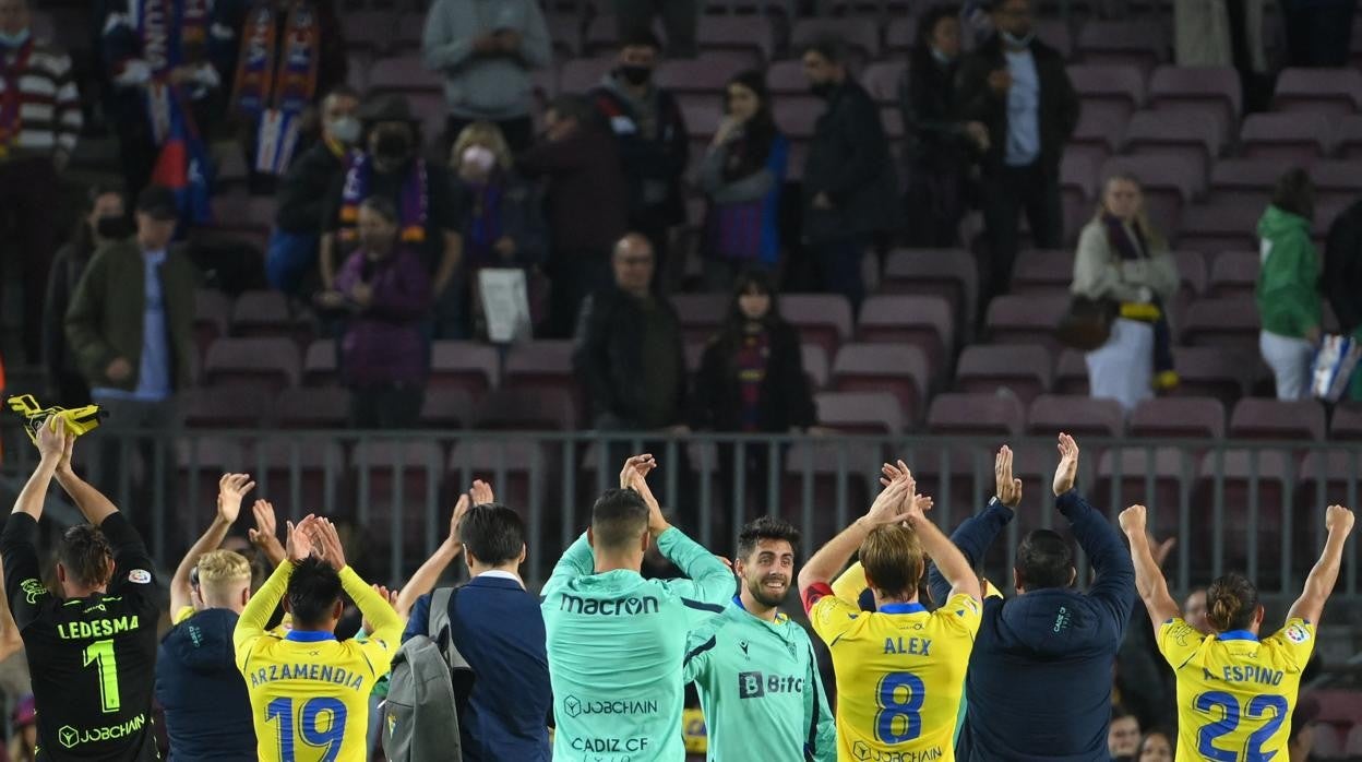 El Cádiz de los suplentes agradece a su afición los ánimos en el Nou Camp.