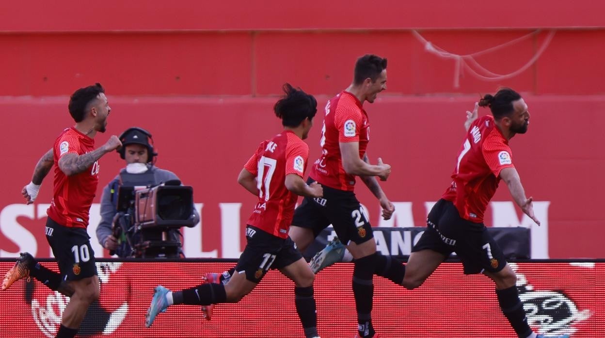 El delantero Muriqi celebra un gol con el Mallorca.