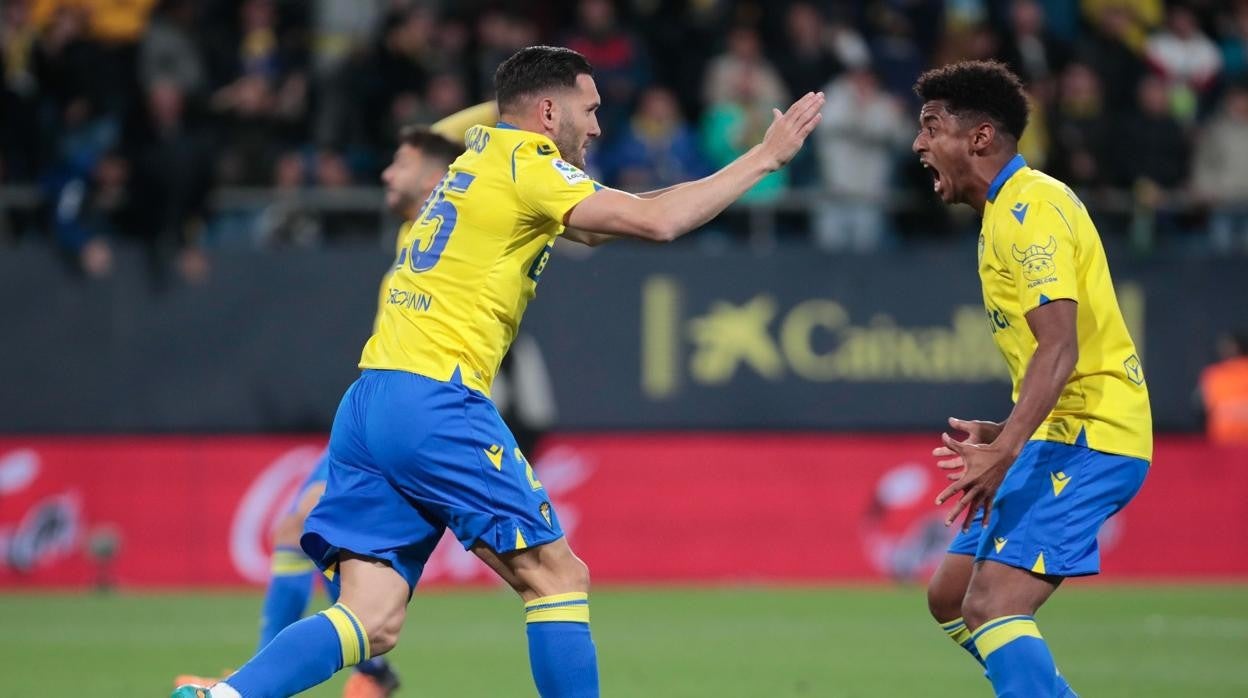 Lucas Pérez celebra el primer tanto del Cádiz junto al 'Choco' Lozano