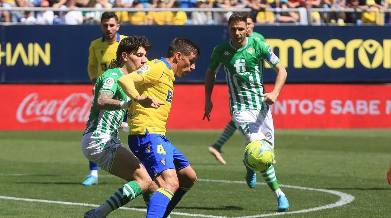 Bellerín presiona a Alcaraz durante el Cádiz - Betis.