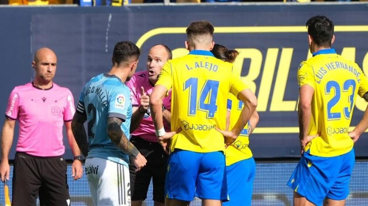 Los jugadores del Cádiz protestan a Mateu Lahoz en el partido ante el Celta