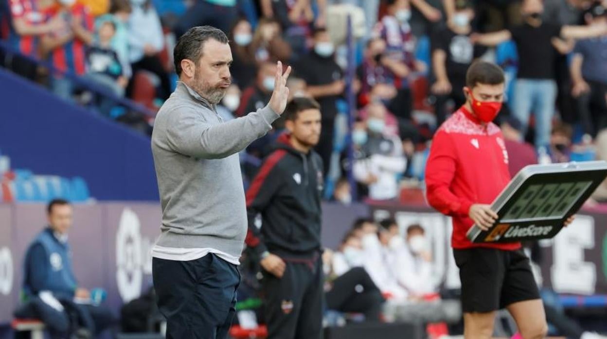 Sergio en la banda en el partido ante el Levante