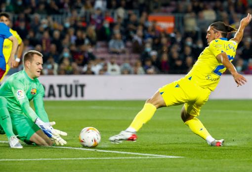 'Pacha' Espino trata de llegar a un balón en presencia de Ter Stegen en el Camp Nou.