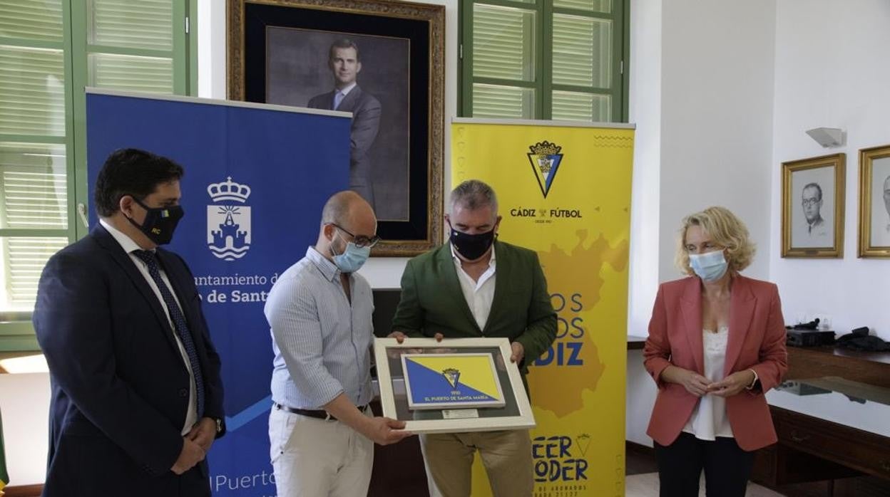 Manuel Vizcaíno en un encuentro institucional con Germán Beardo, alcalde de El Puerto