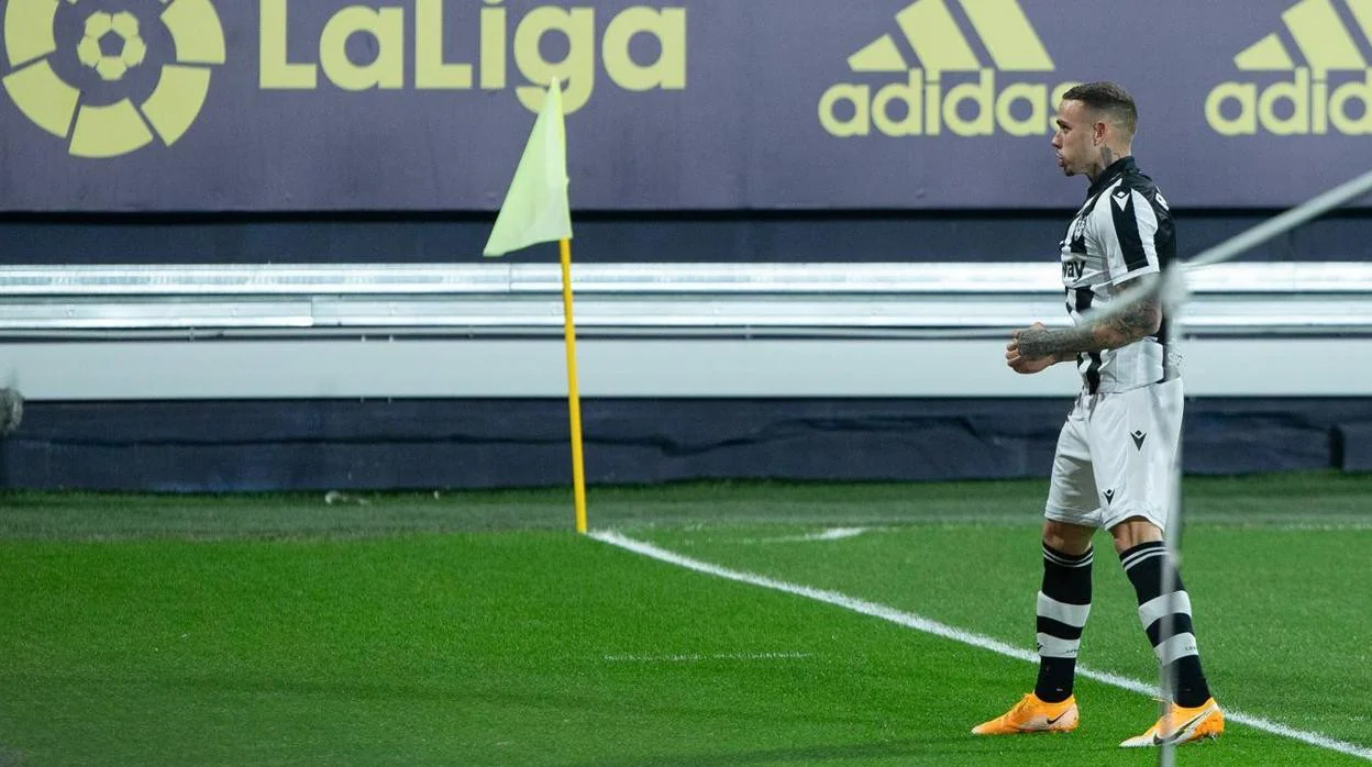 El delantero Roger Martí suena para reforzar el ataque del Cádiz CF la próxima temporada.