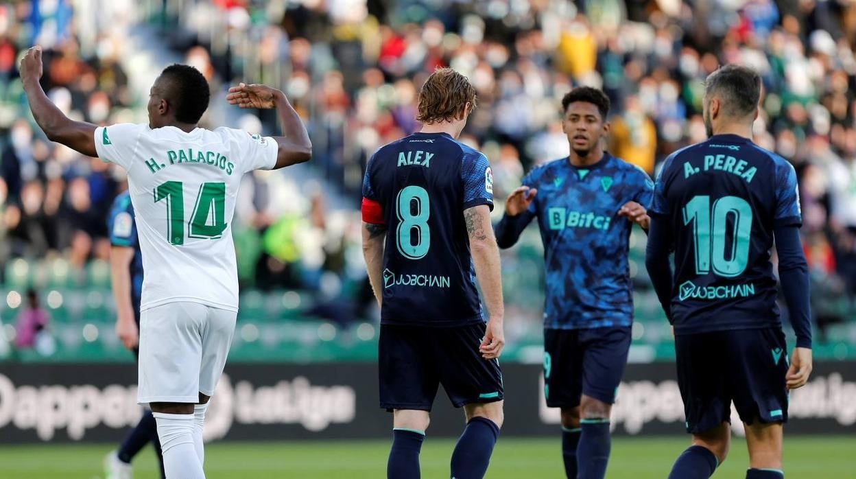 El Cádiz CF perdió en el Estadio Martínez Valero ante el Elche.