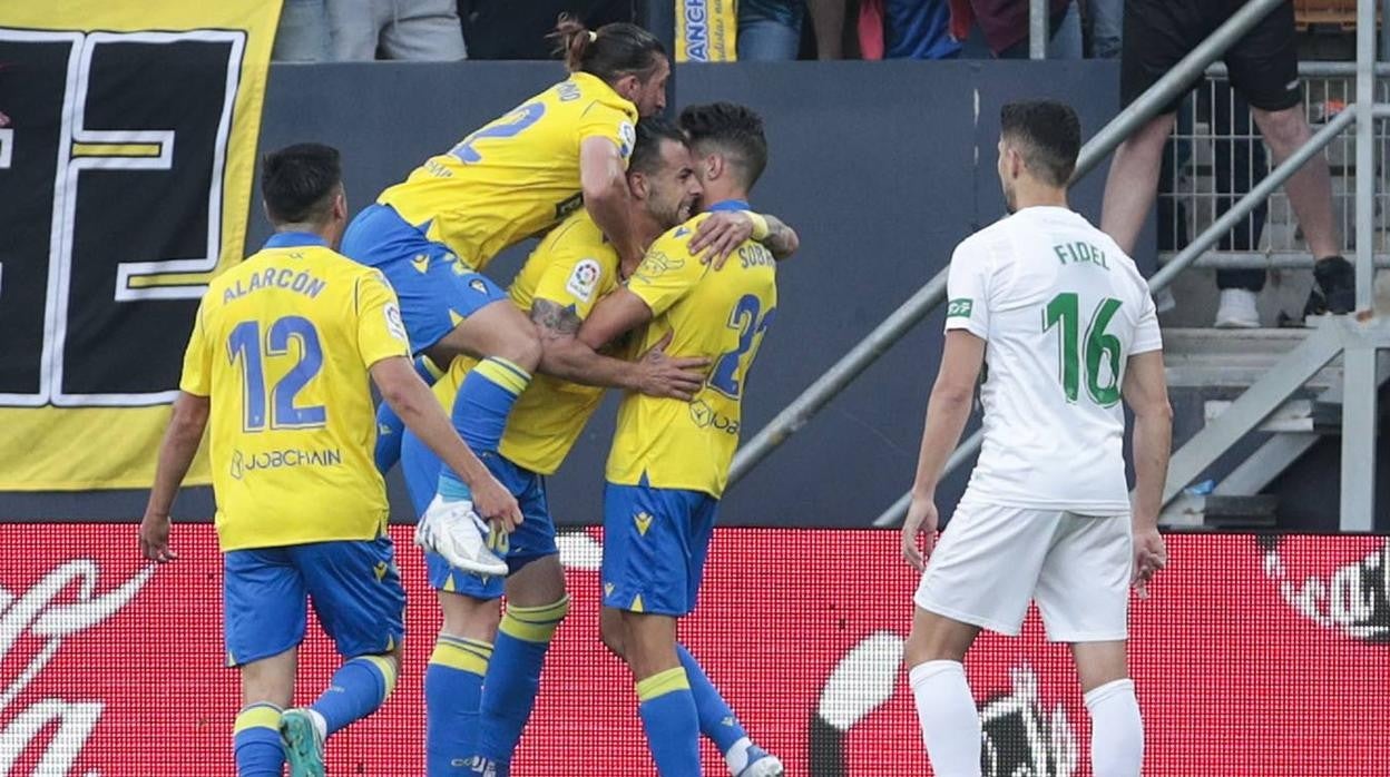 El Cádiz CF dio un paso de gigante hacia la permanencia en Primera tras ganar 3-0 al Elche.