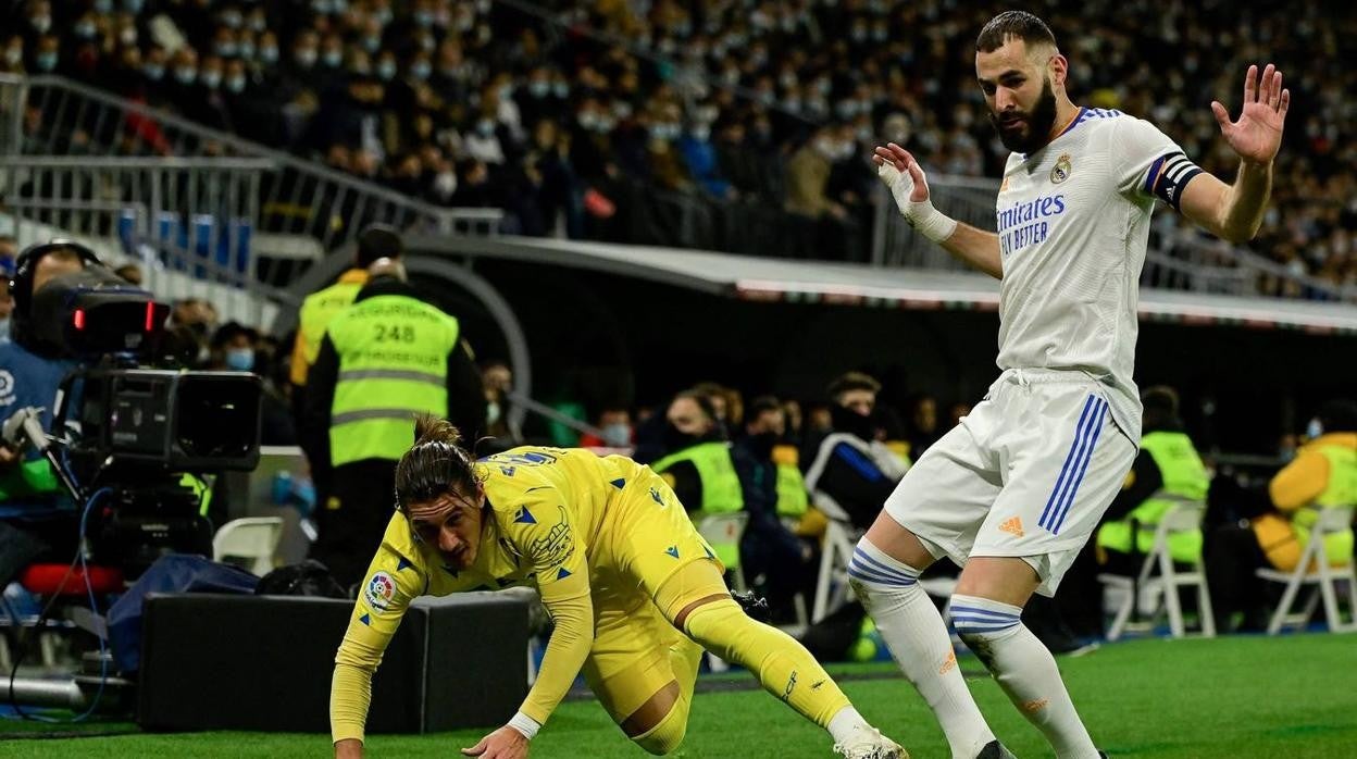 Benzema pugna con Espino en el encuentro del Santiago Bernabéu