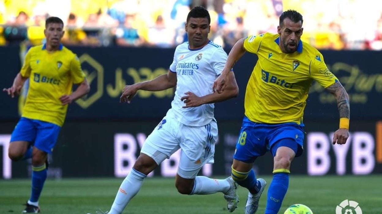 Casemiro y Negredo en un lance del partido