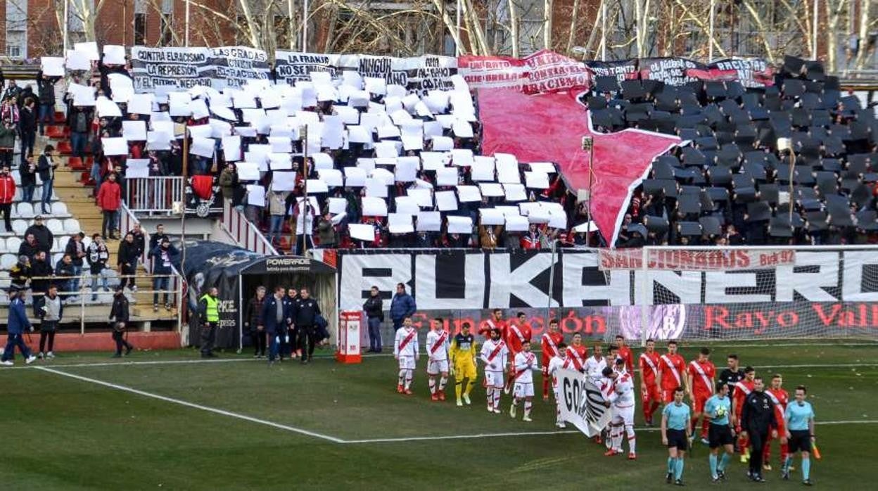 Bukaneros en un partido del Rayo Vallecano