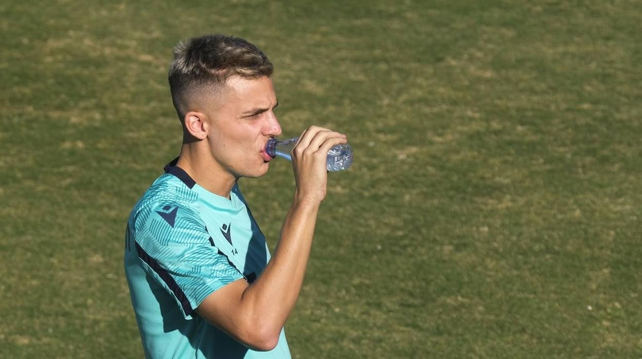 Iván Alejo durante un entrenamiento del Cádiz CF.