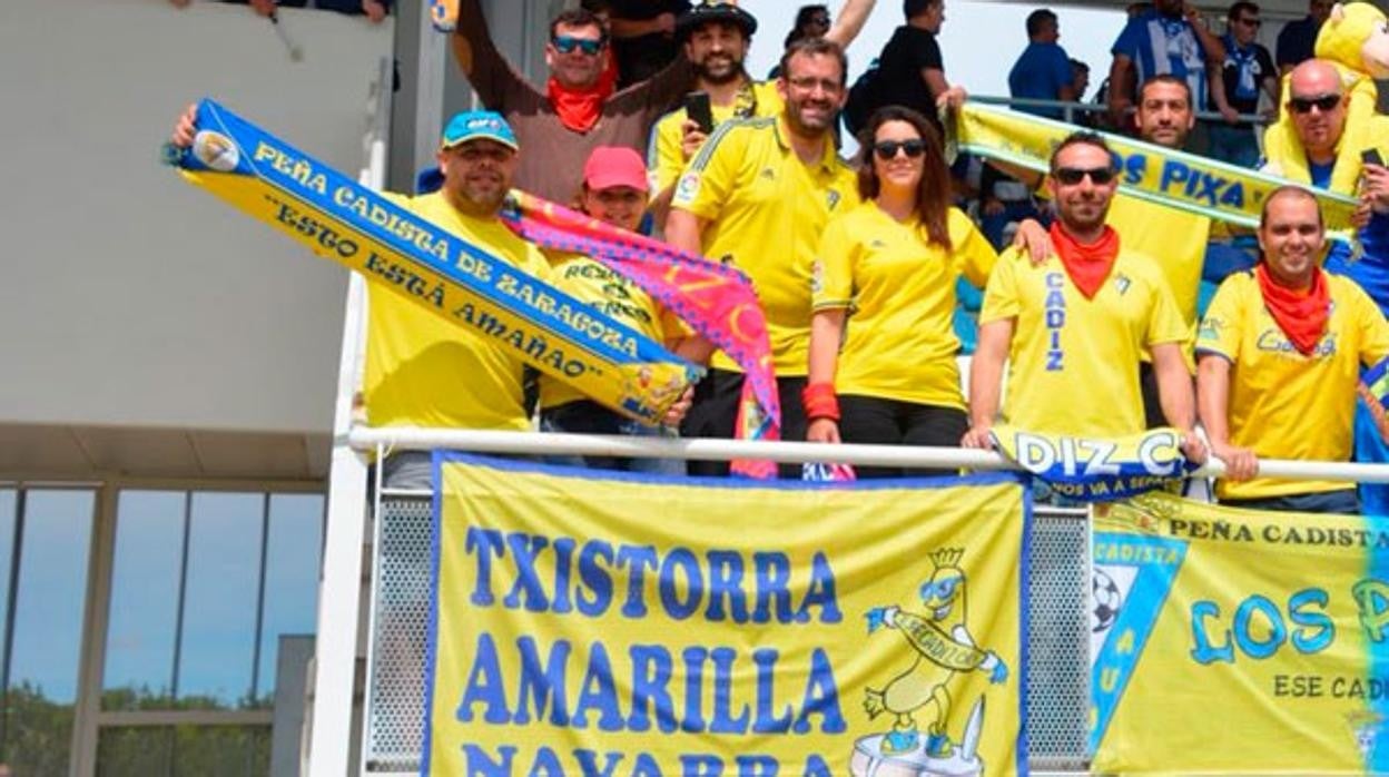 La peña cadsita Txistorra amarilla en un partido