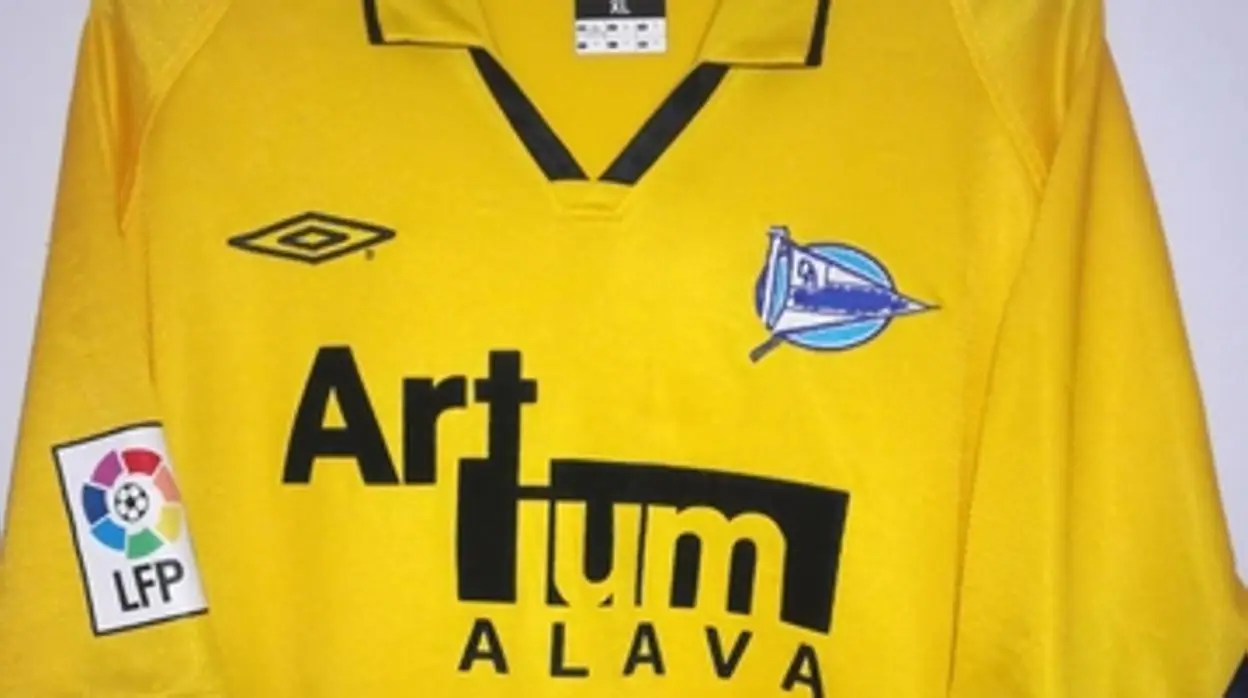 Camiseta amarilla del Deportivo Alavés.