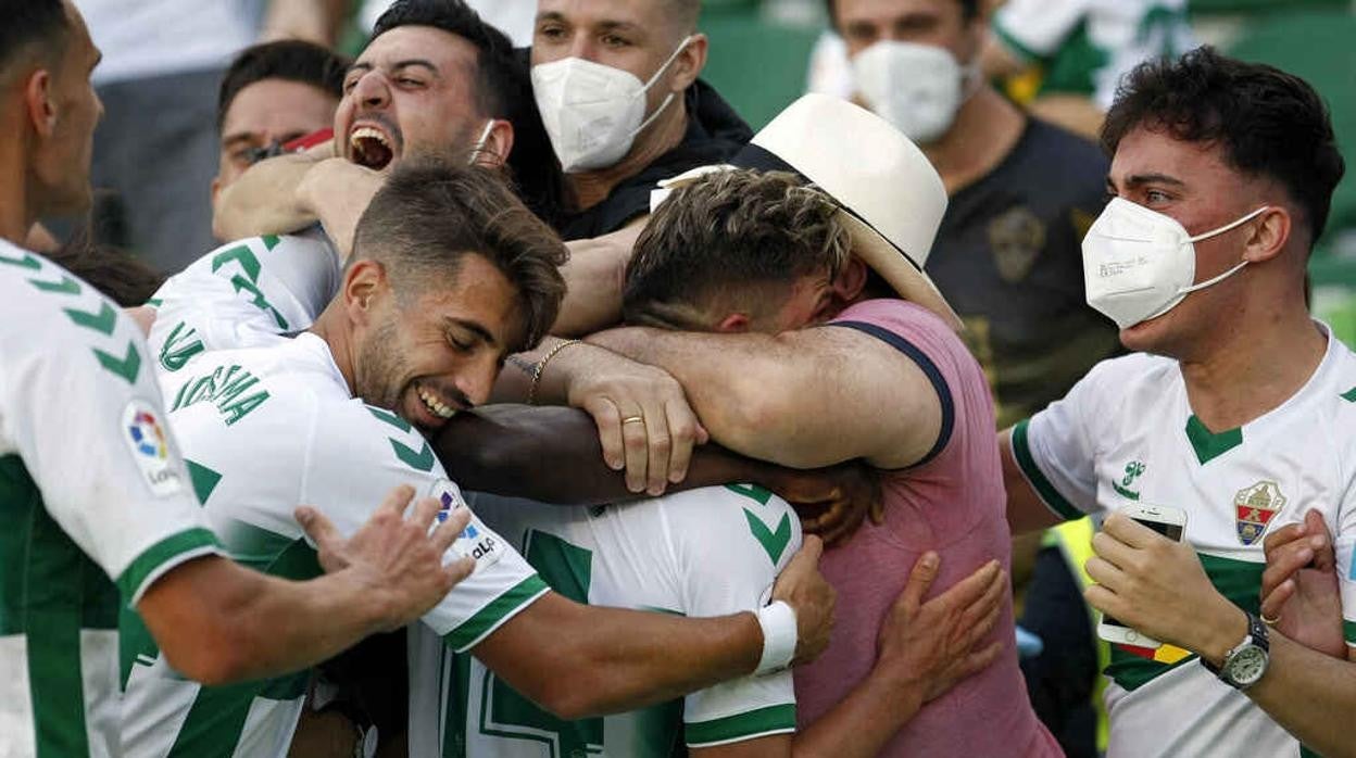 Los jugadores del Elche celebran la salvación en la última jornada la pasada temporada