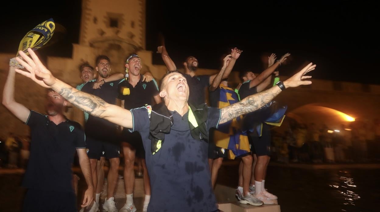 El Cádiz CF continúa festejando su permanencia en Primera.