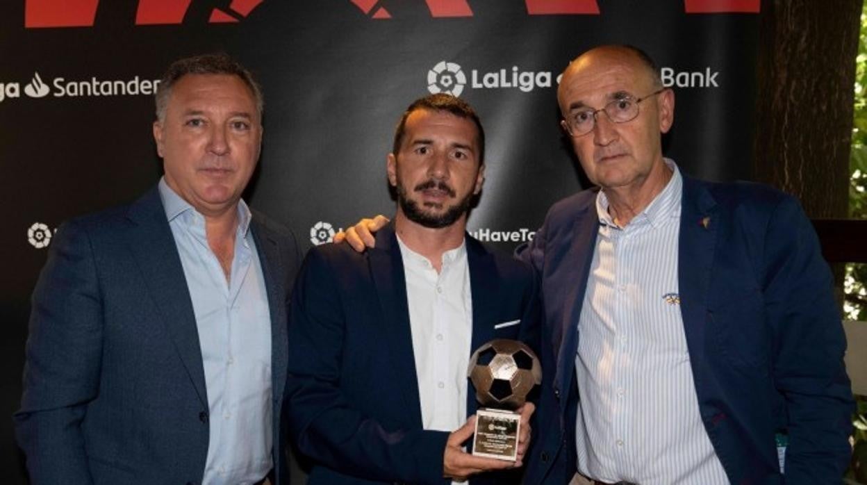 Salvador Chirino, amigo y compañero del añorado Navarrete, recogió el premio.