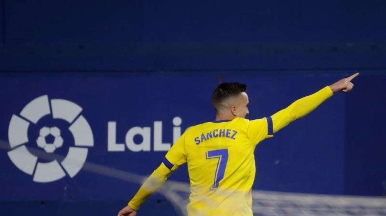 Salvi celebrando un gol con el Cádiz en Primera