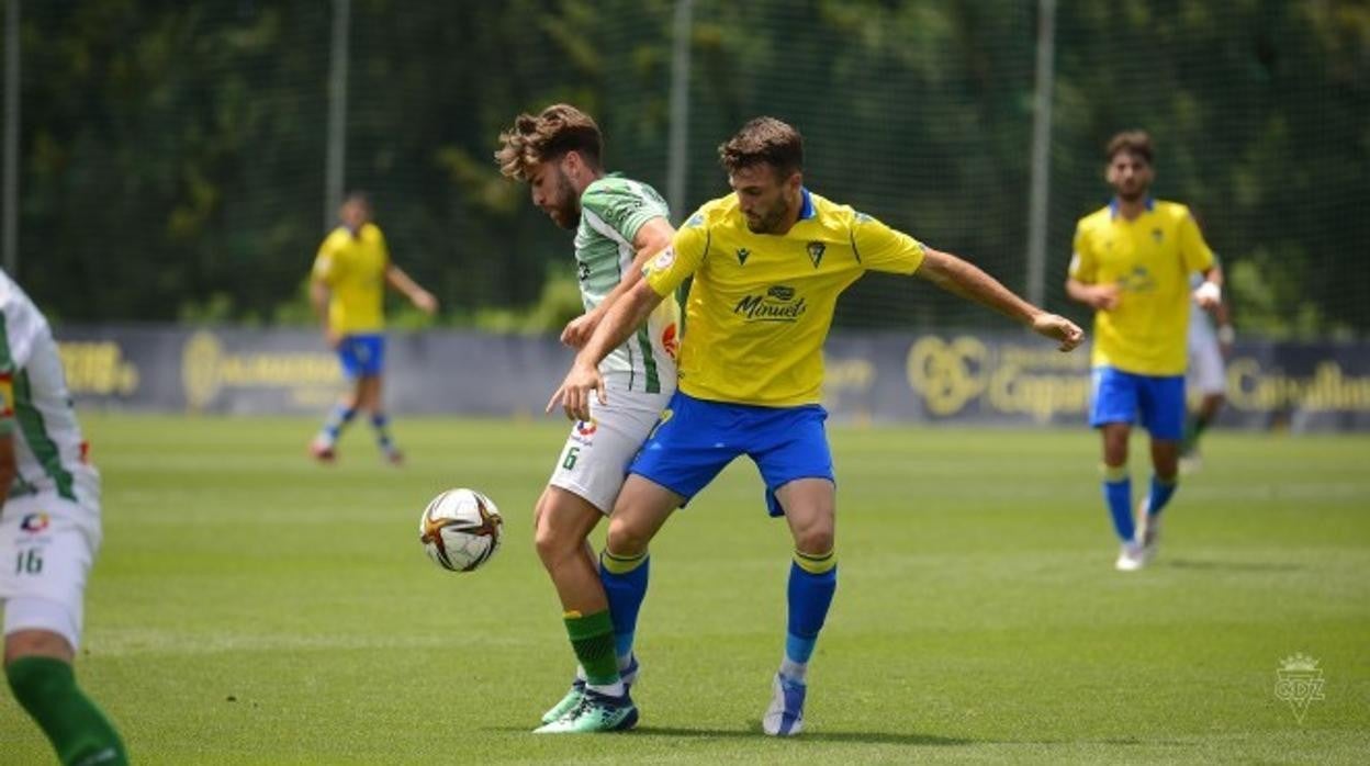 Raúl Parra, en un encuentro con el filial amarillo