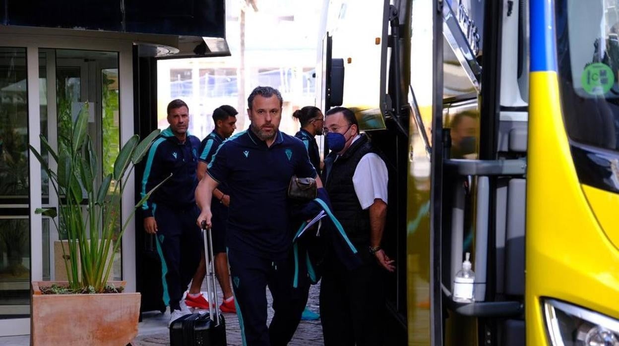 Sergio González sube al autobús tras una concentración en el Hotel Playa