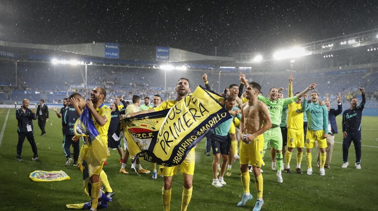 Los jugadores del Cádiz celebran sobre el césped de Mendizorroza la consecución de la permanencia en la última jornada.