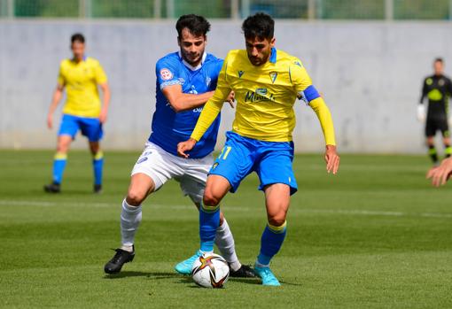 Iván Chapela en un encuentro con el Cádiz B.