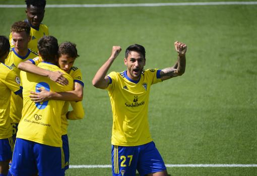 Iván Chapela celebra un gol con el Cádiz B.