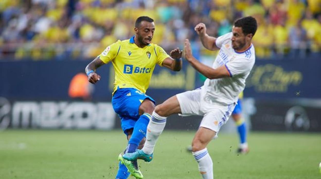 Akapo acabó lesionado la temporada tras el plantillazo de Hazard.