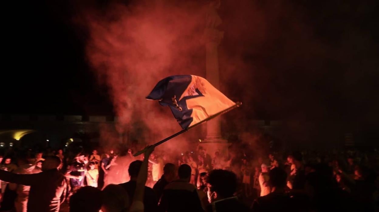 Aficionados cadistas celebran el ascenso en Puertas de Tierra