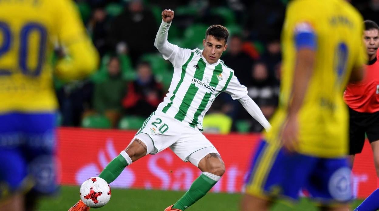 Cristian Tello, que ya es agente libre, en un encuentro ante el Cádiz en el Benito Villamarín