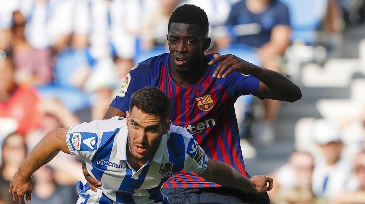 Joseba Zaldua pugna con Ousmane Dembélé.