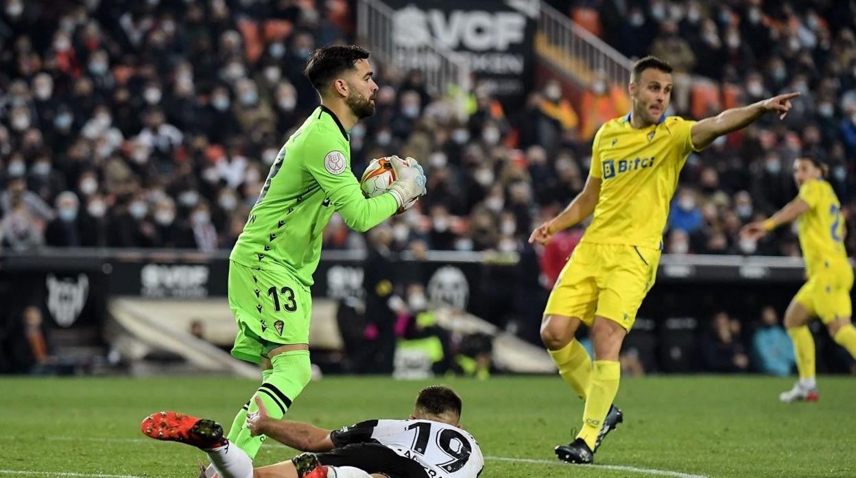 David Gil, durante un encuentro de Copa en Mestalla