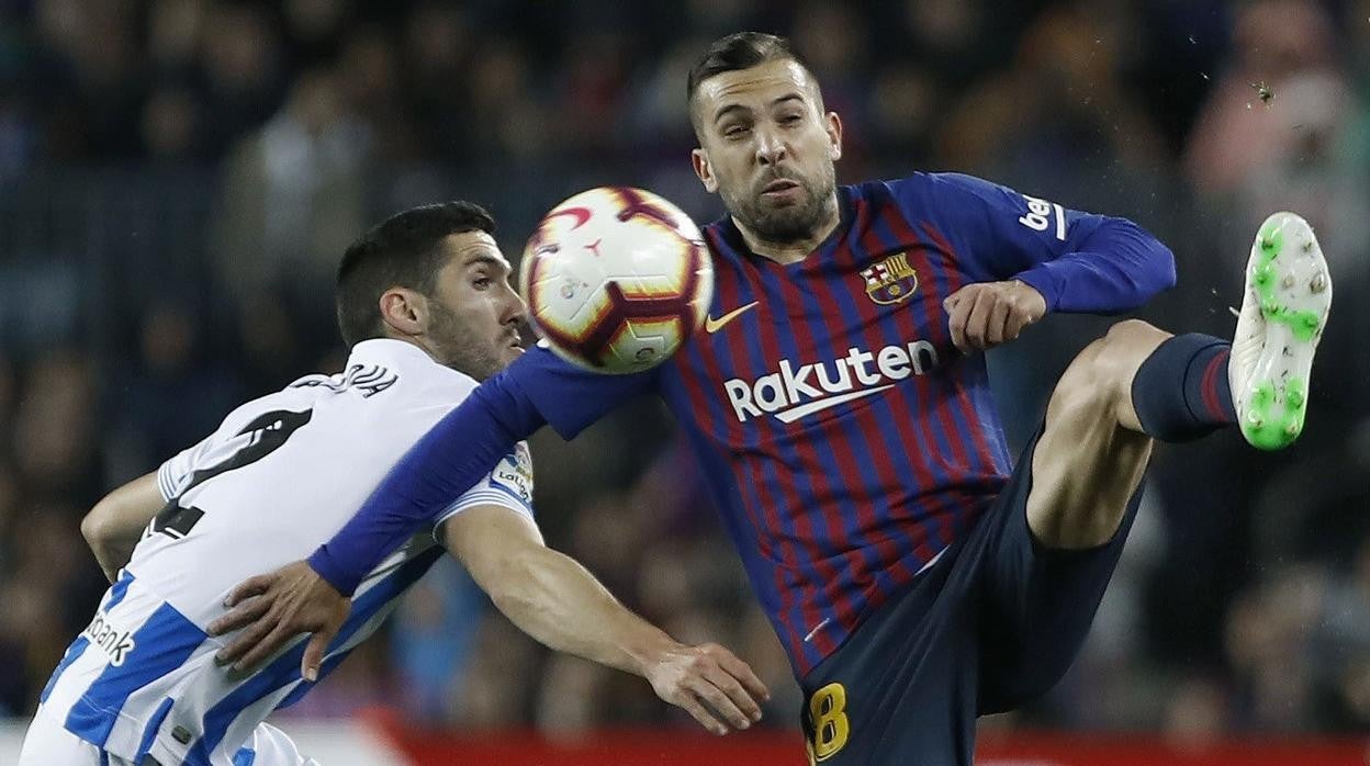 Zaldua junto a Jordi Alba en un Real Sociedad - Barcelona.